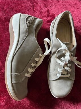 Women's  Aetrex Taupe Lace-Up Comfort Shoes. Size 7.5-8. EUC